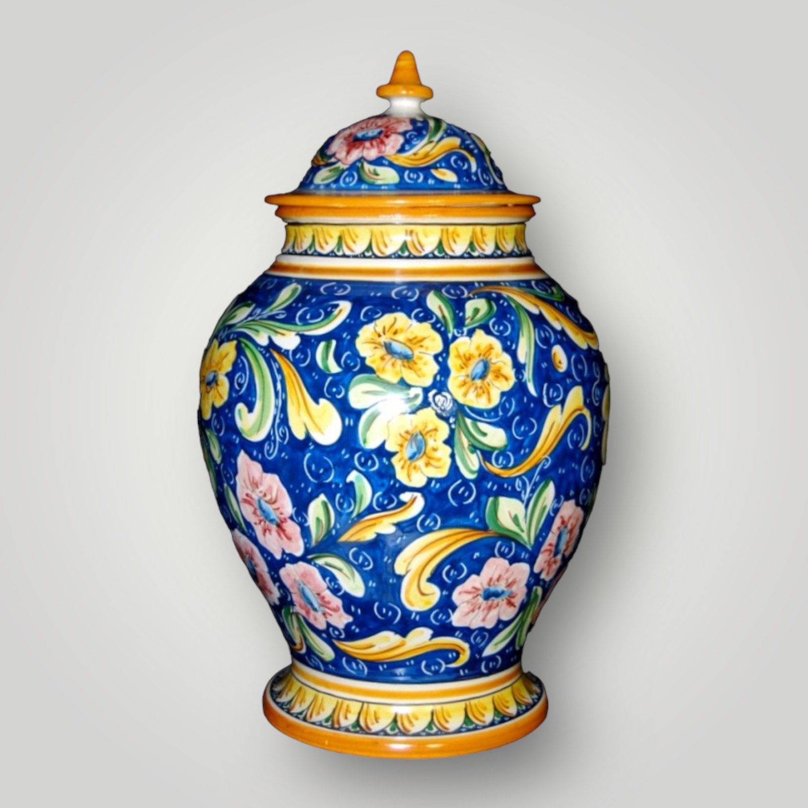 Vaso con coperchio dec. Reale in ceramica di Caltagirone