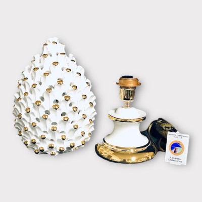 Pigna lume traforata con particolari in oro in ceramica di Caltagirone