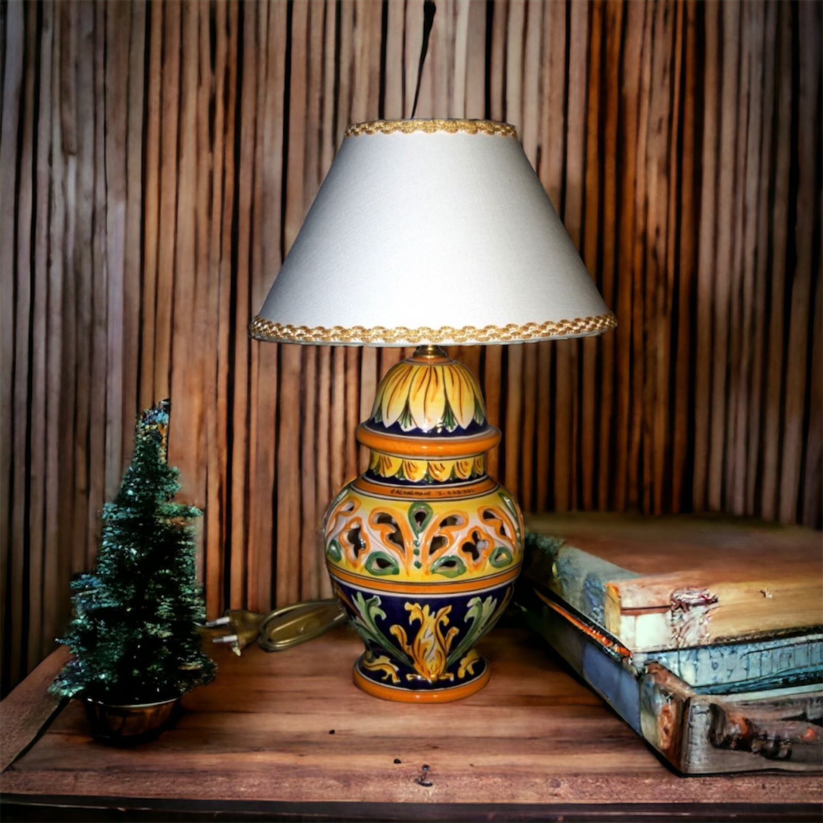 Lume traforato in ceramica di Caltagirone