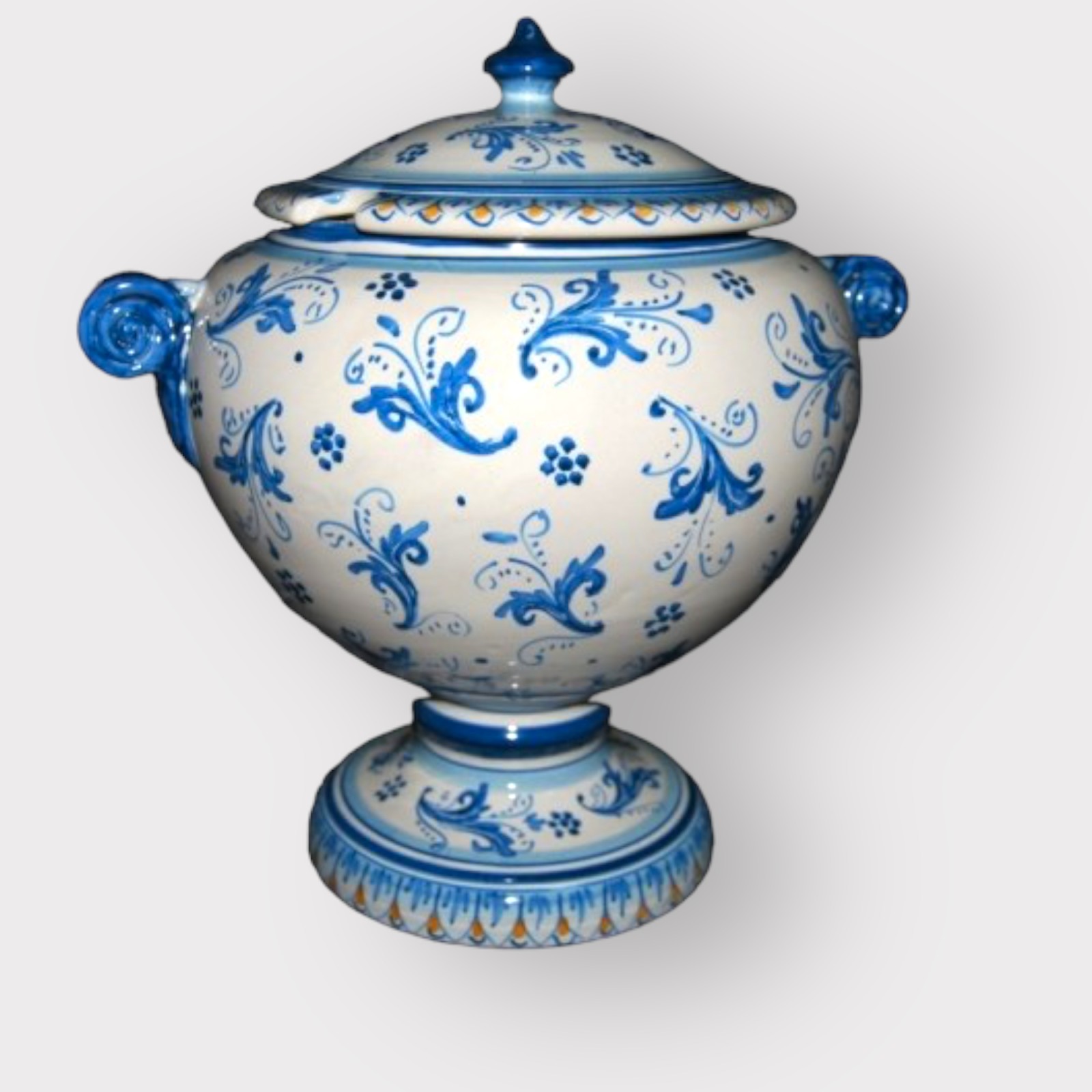 Zuppiera in ceramica di Caltagirone