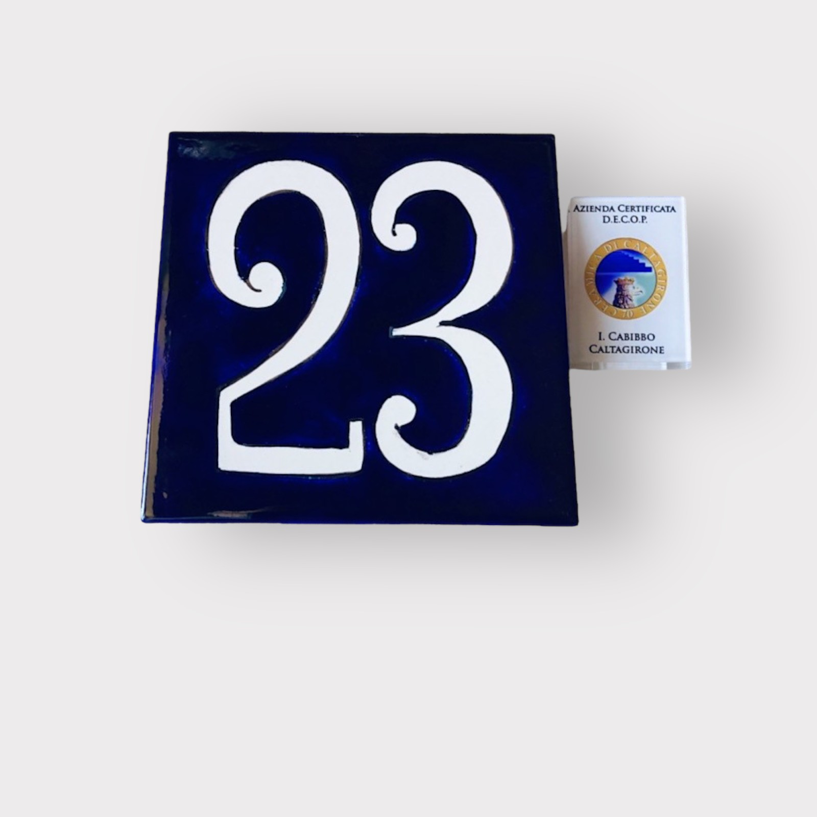 Numero civico blu cobalto in ceramica di Caltagirone