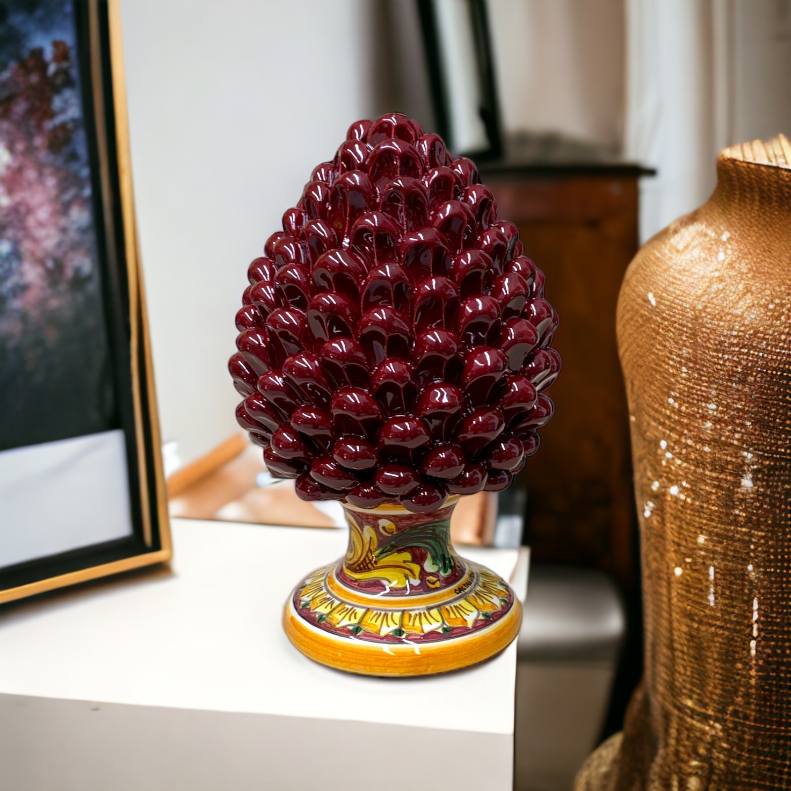 Pigna bordeaux h.20 in ceramica di Caltagirone