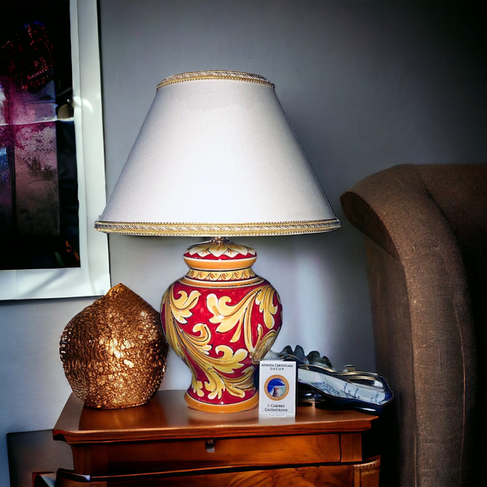 Lume in ceramica di Caltagirone decoro ornato fondo rosso