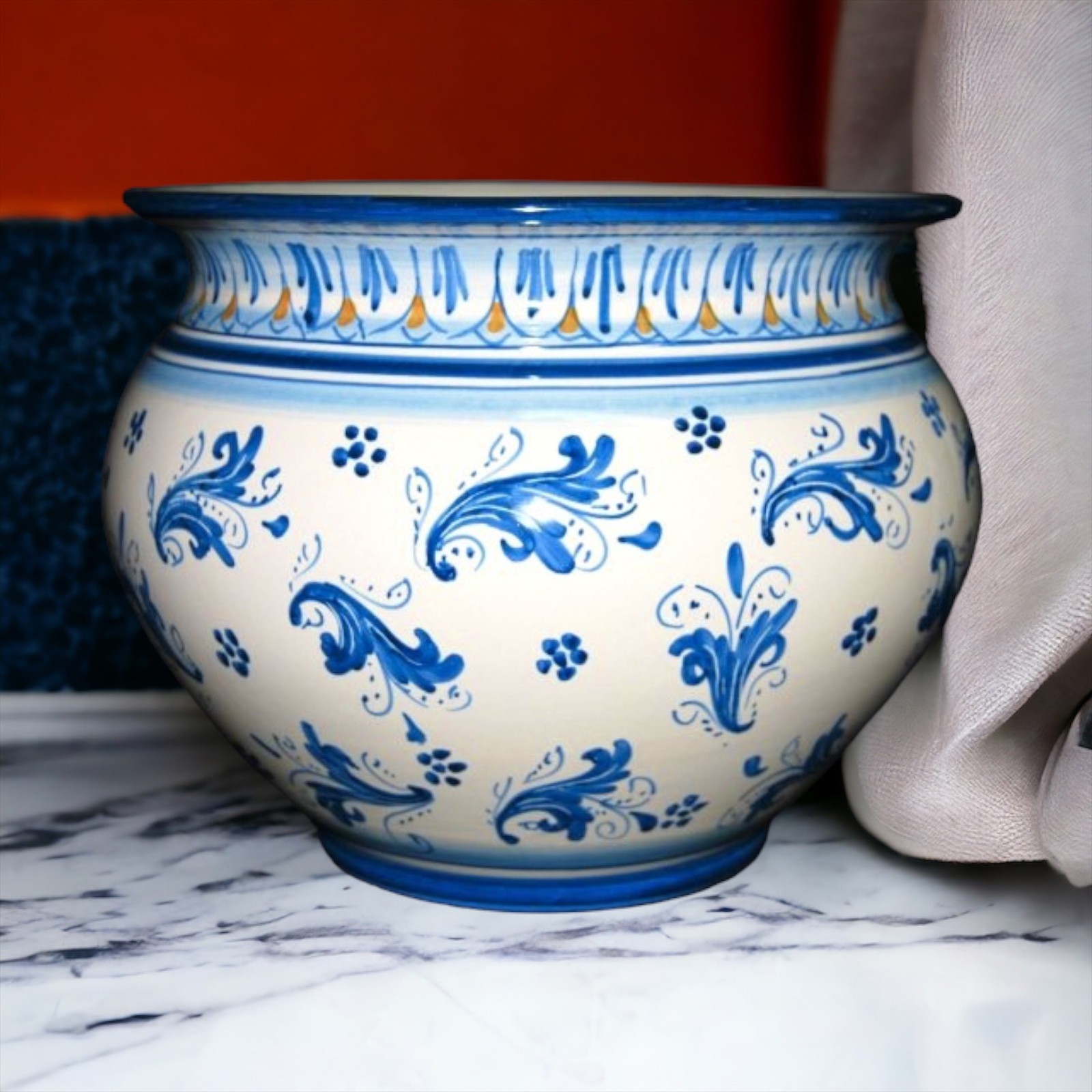 Vaso porta piante in ceramica di Caltagirone.