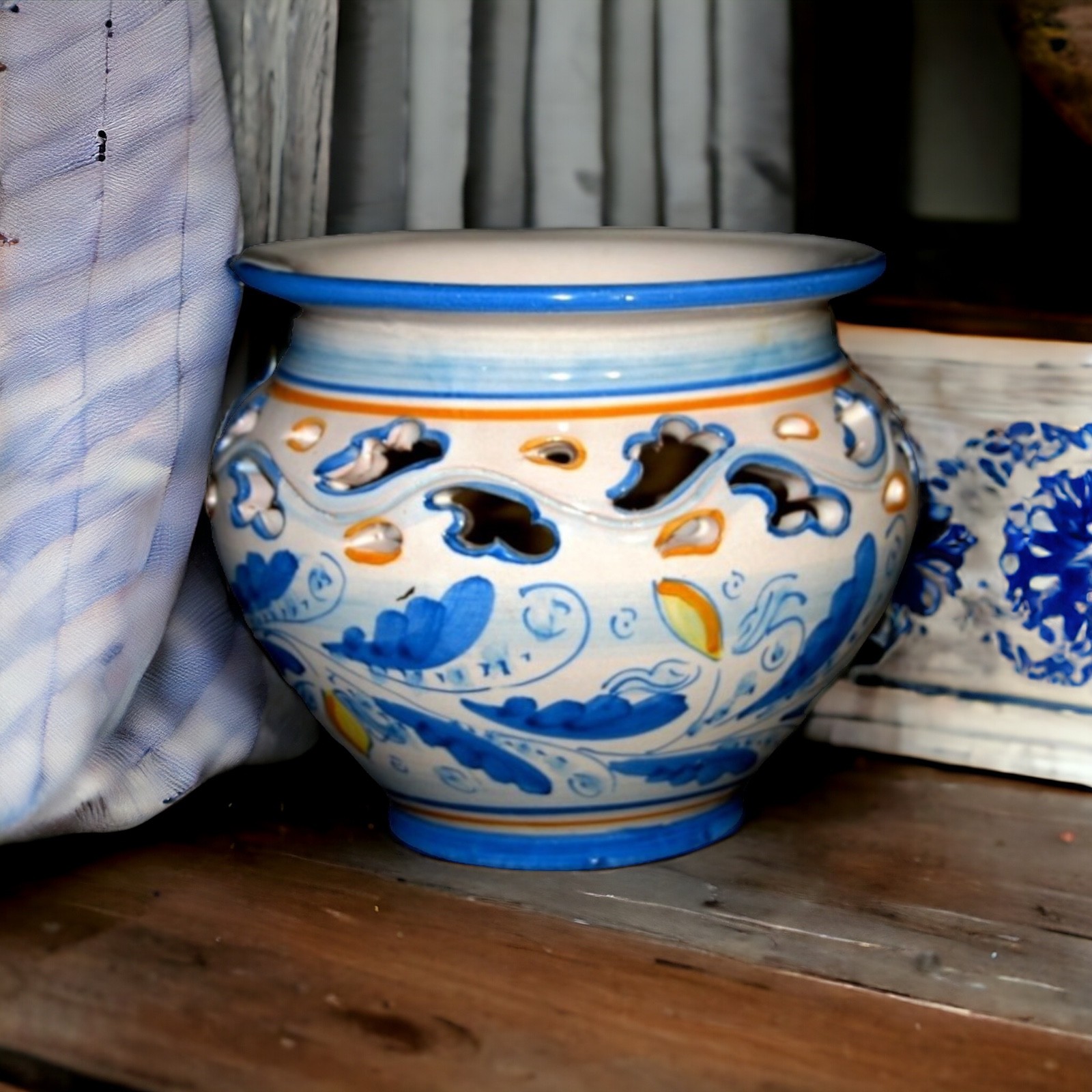 Portavasi traforato decoro '600 blu in ceramica di Caltagirone