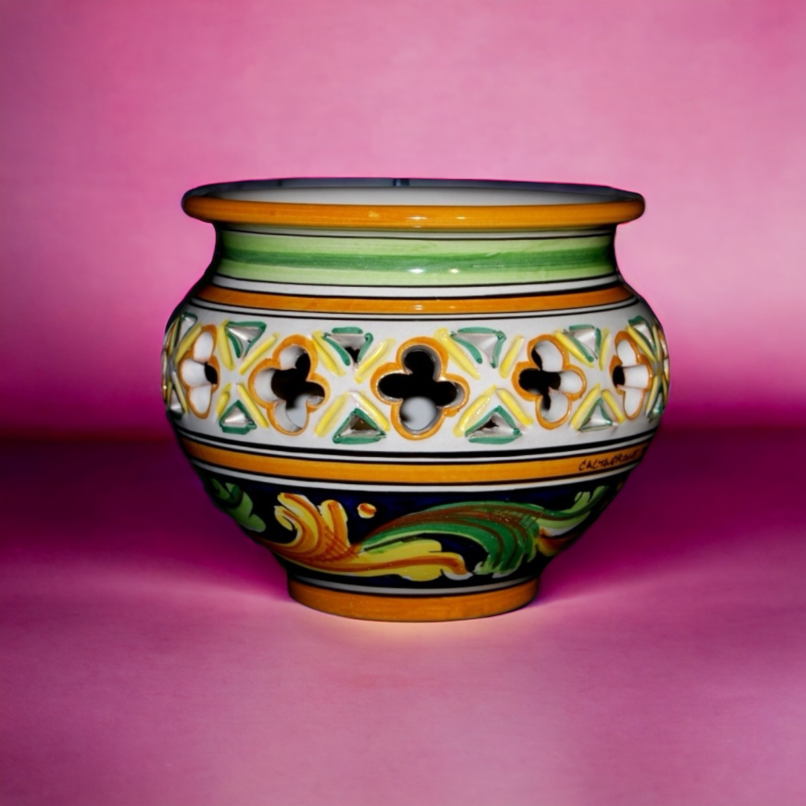 Portavasi traforato decoro Ornato in ceramica di Caltagirone