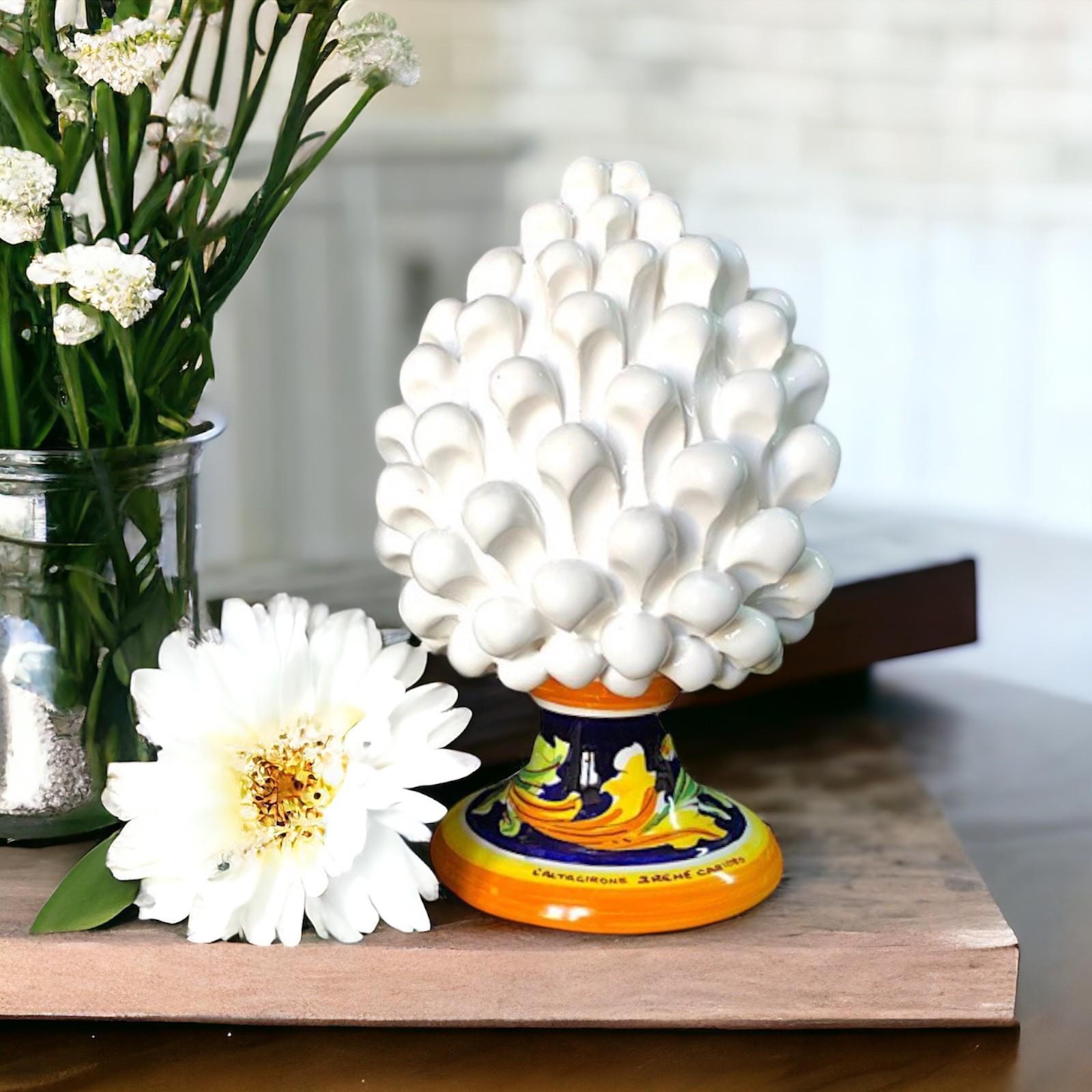 Pigna bianca con ornato h.20 in ceramica di Caltagirone