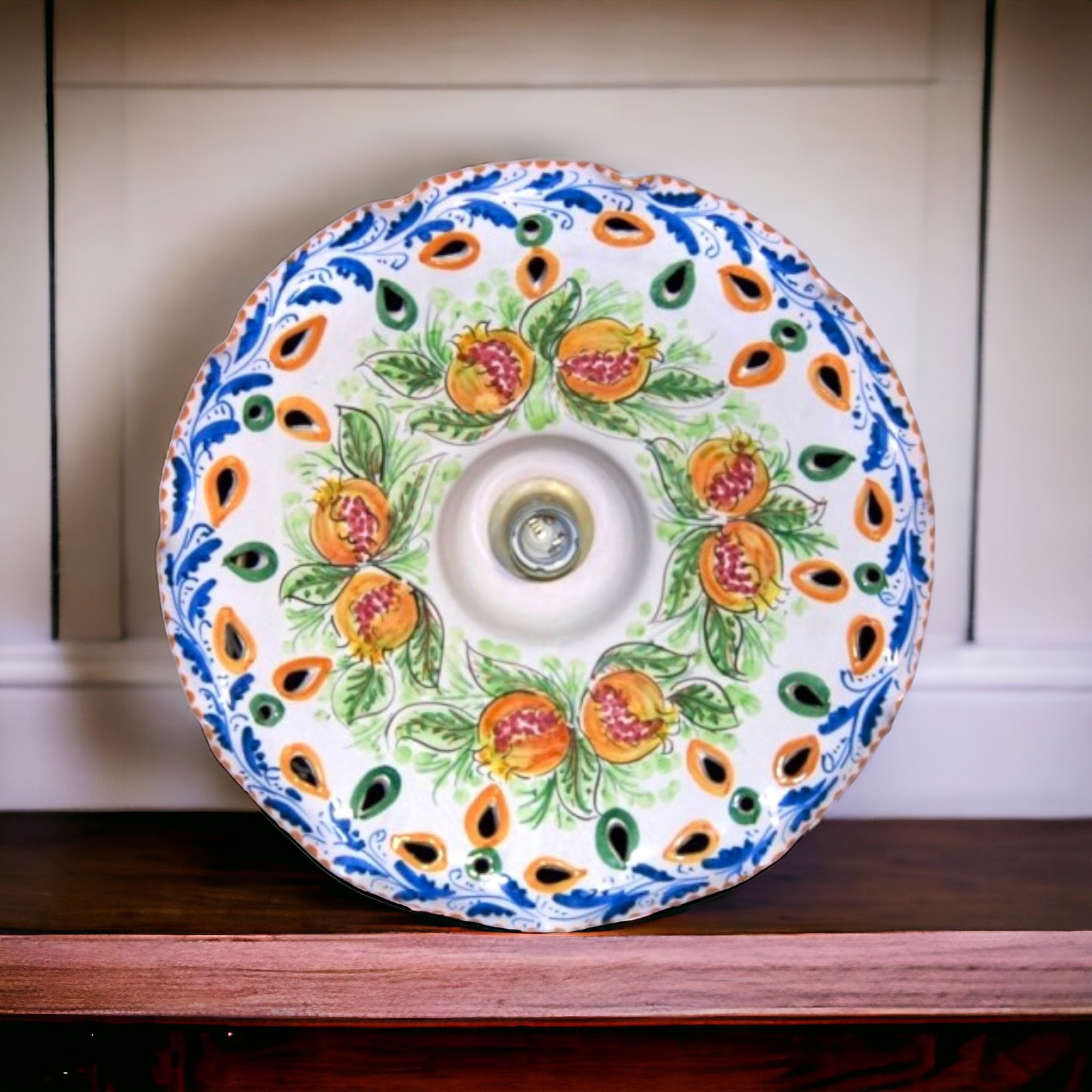 Lampadario traforato decoro '600 e melograni in ceramica di Caltagirone