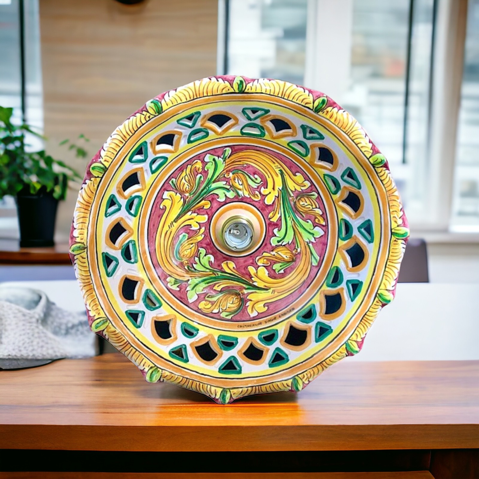 Lampadario traforato in ceramica di Caltagirone