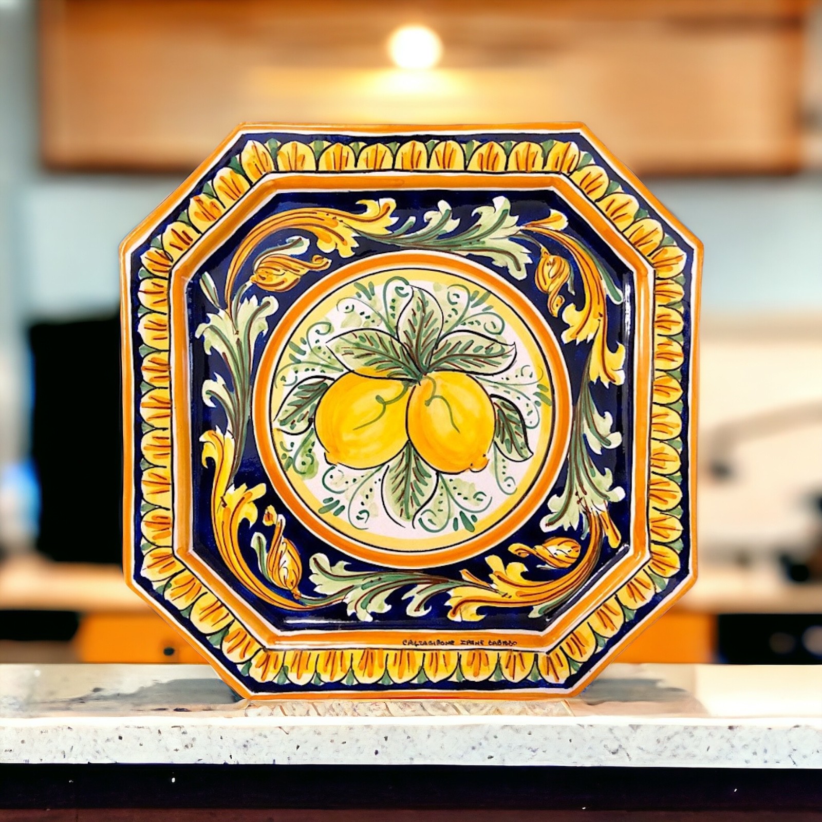 Piatto ottagonale in ceramica di Caltagirone