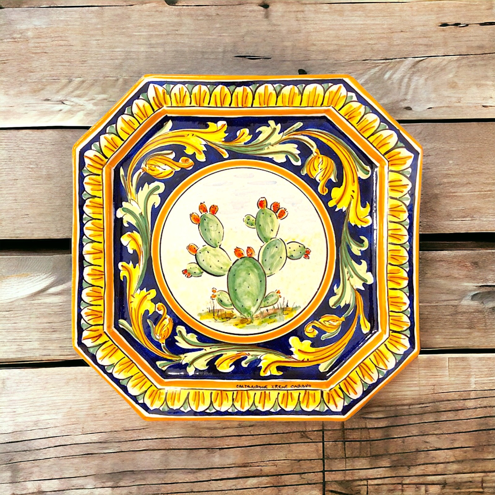 Piatto ottagonale in ceramica di Caltagirone
