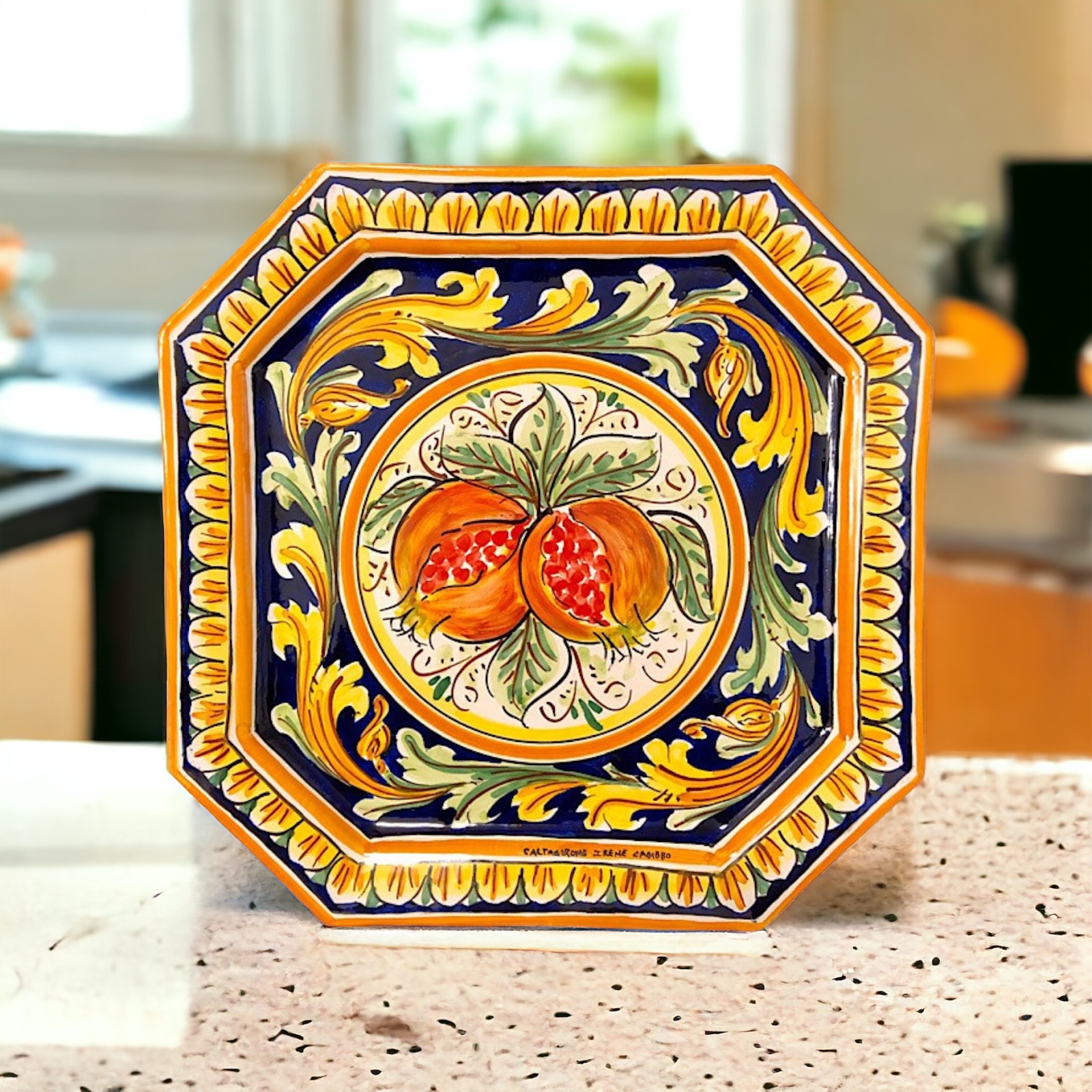 Piatto ottagonale in ceramica di Caltagirone
