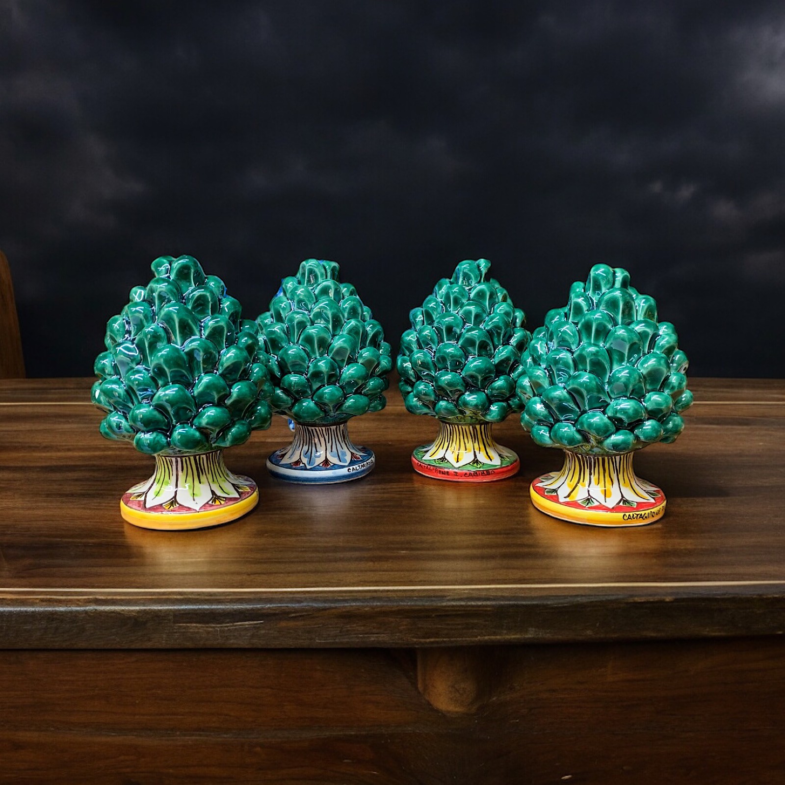 Pigna verde con rosone h.11 in ceramica di Caltagirone