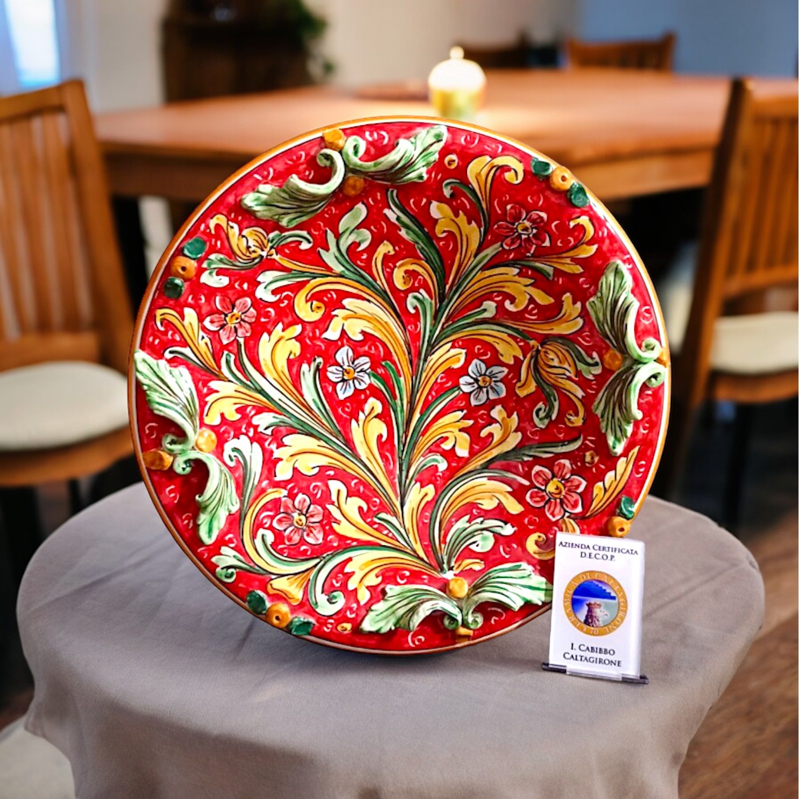 Piatto Decoro Ornato rosso in ceramica di Caltagirone