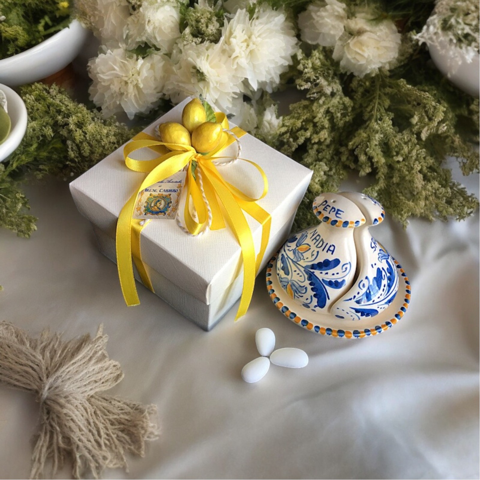 Servizio sale-pepe particolare in ceramica di Caltagirone