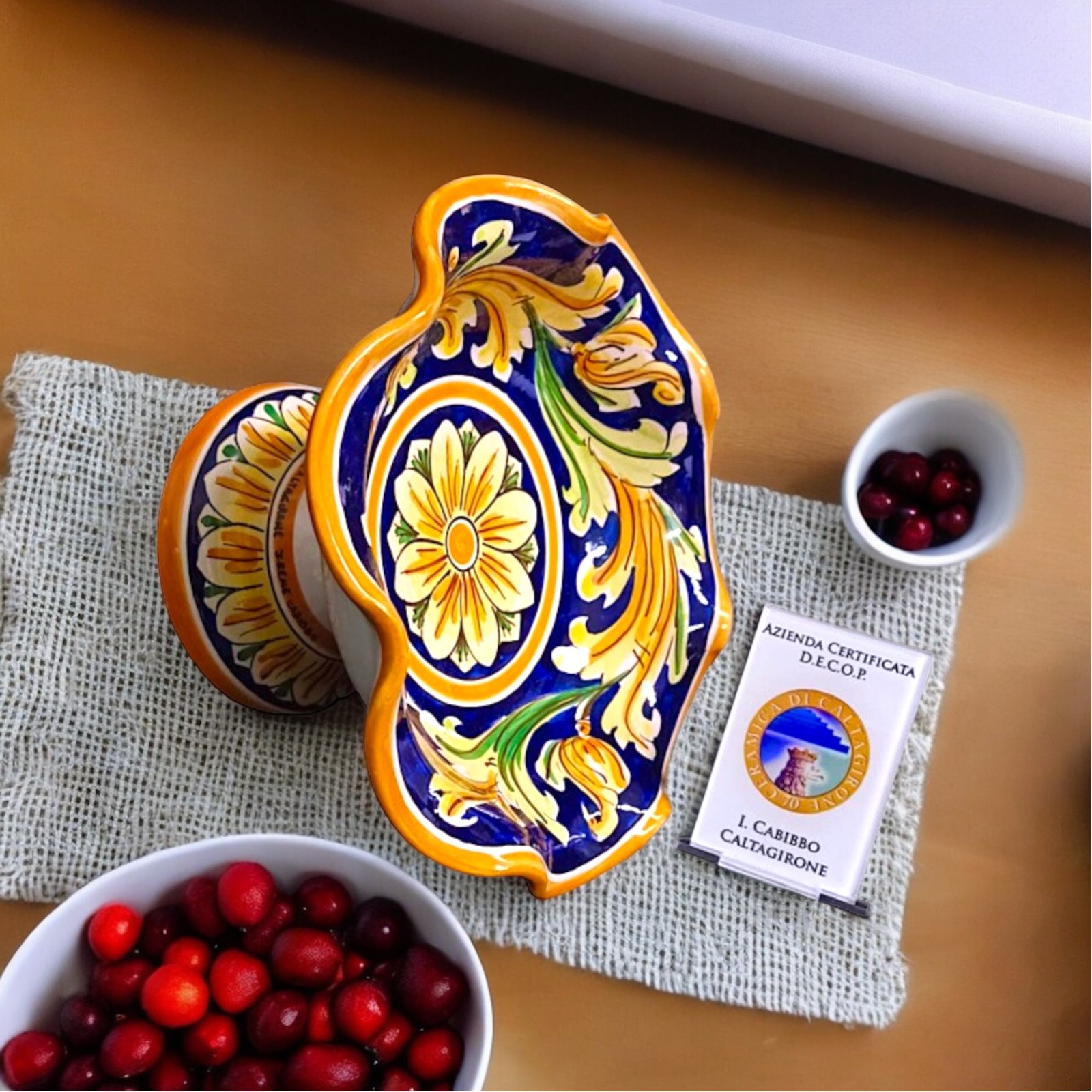 Centrotavola con alzata dec. Ornato in ceramica di Caltagirone
