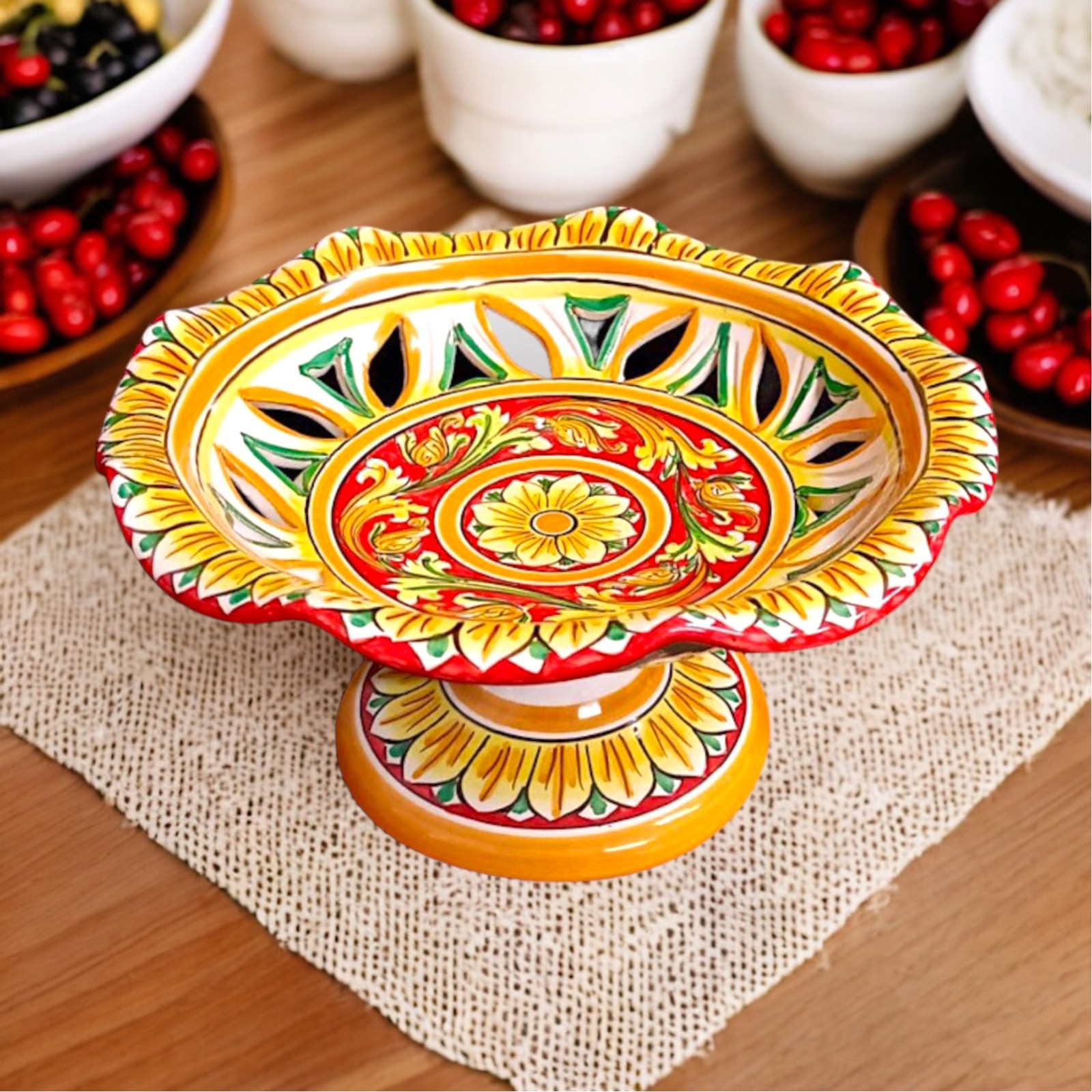 Centrotavola Traforato con alzata in ceramica di Caltagirone