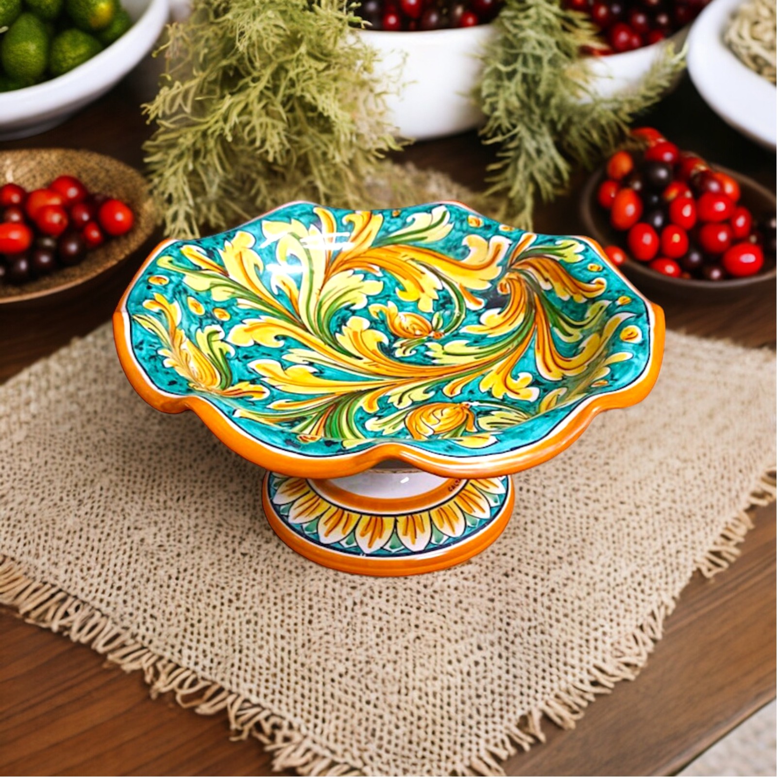 Centrotavola con alzata dec. Ornato in ceramica di Caltagirone