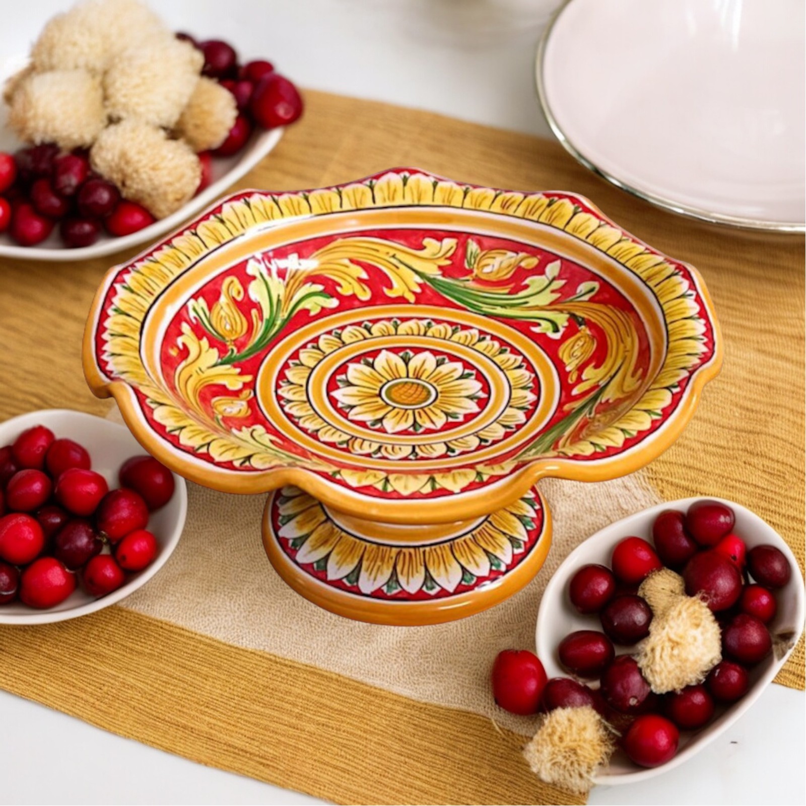 Centrotavola con alzata dec. Ornato in ceramica di Caltagirone