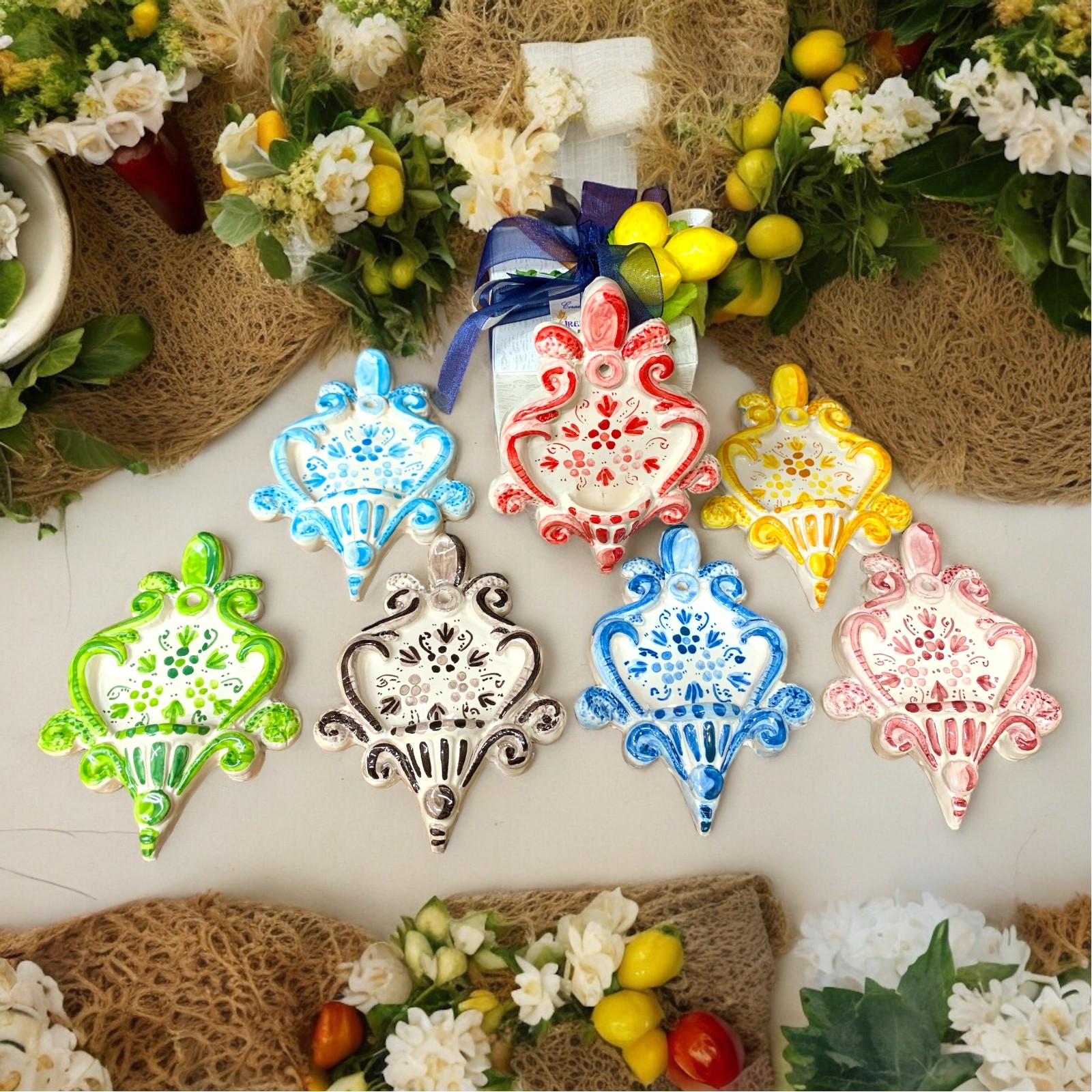 Acquasantiera tradizionale ceramica di Caltagirone