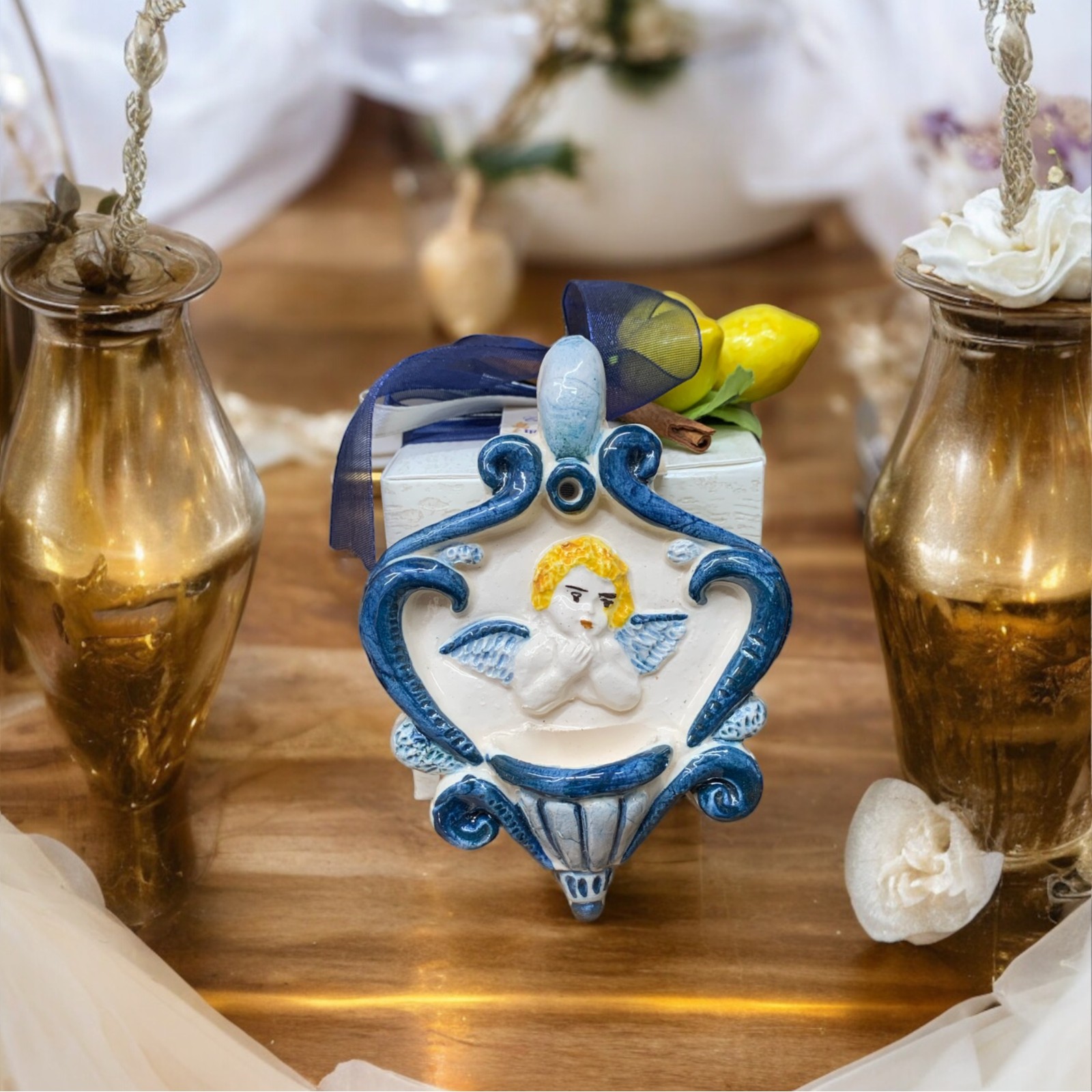 Acquasantiera con angioletto in ceramica di Caltagirone