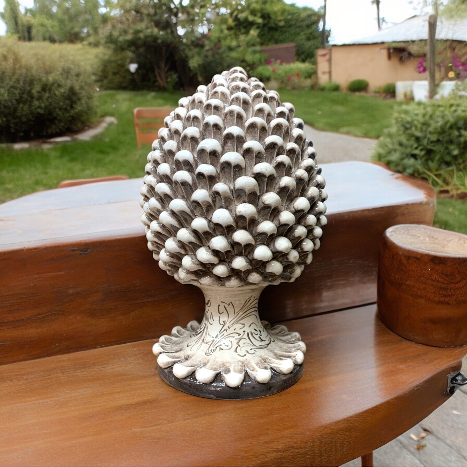 Pigna h.30 fumè con piccioli in ceramica di Caltagirone