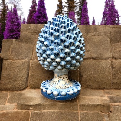 Pigna h.30 blu antico con piccioli in ceramica di Caltagirone