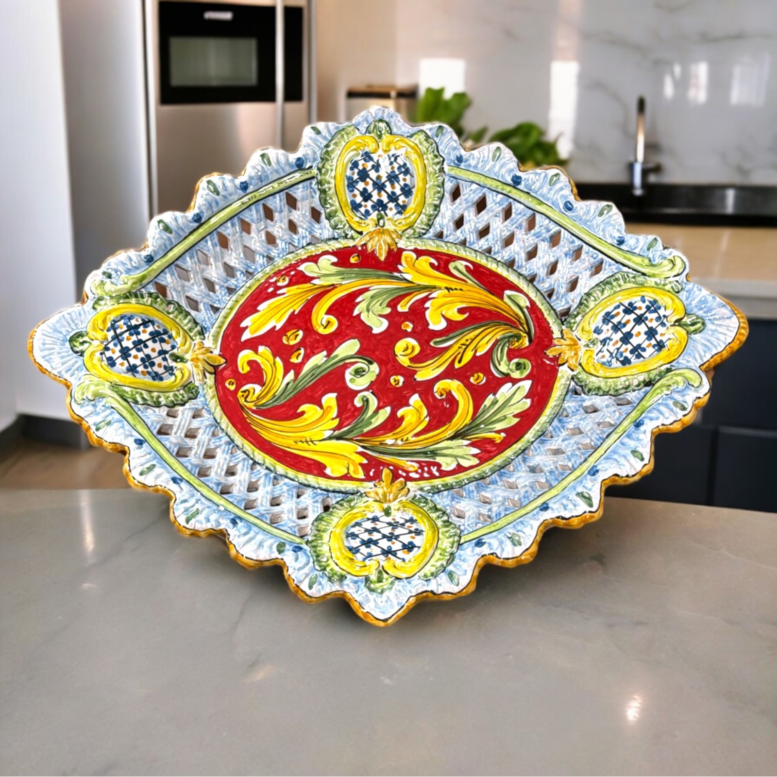 Centrotavola traforato grande in ceramica di Caltagirone