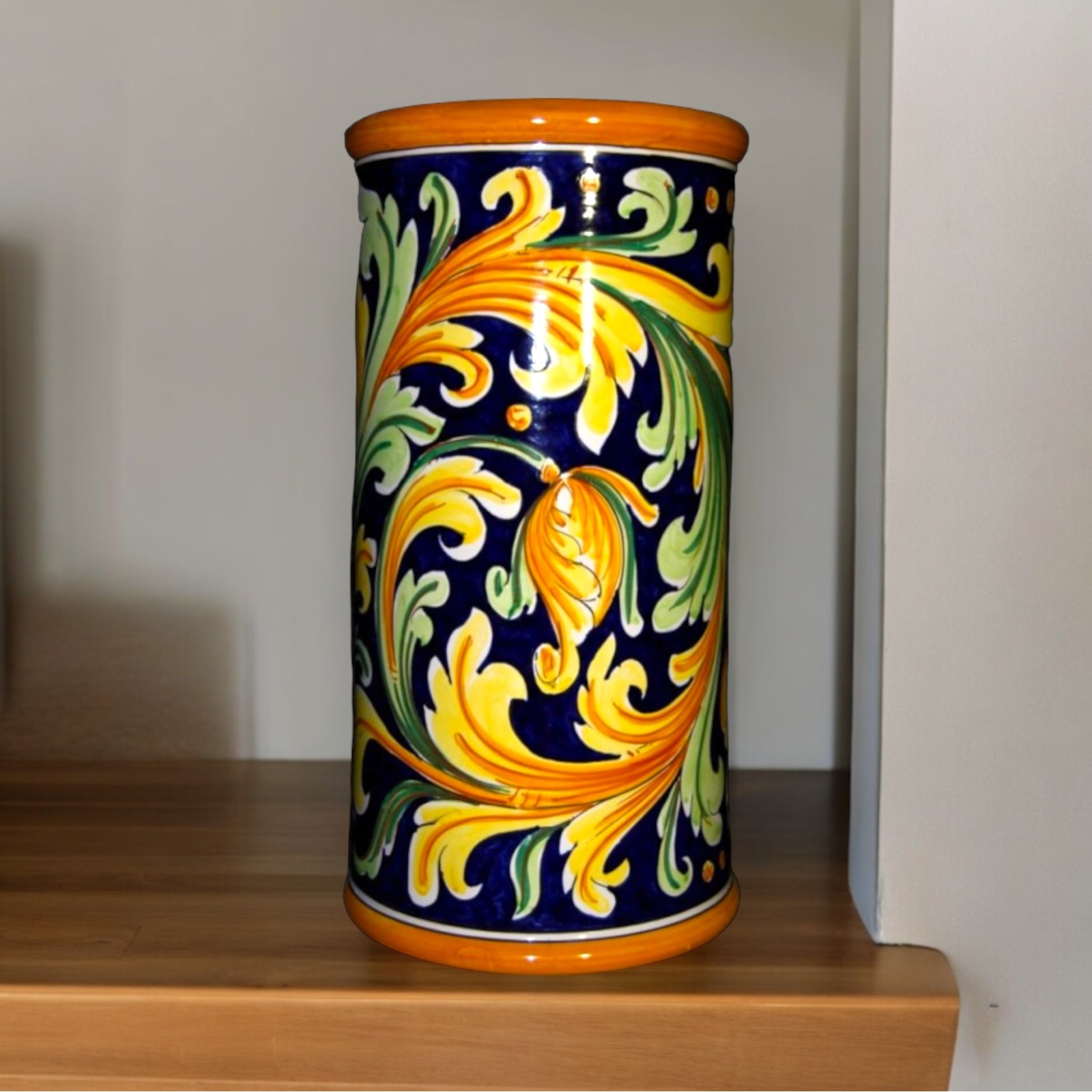 Portaombrelli ornato blu in ceramica di Caltagirone