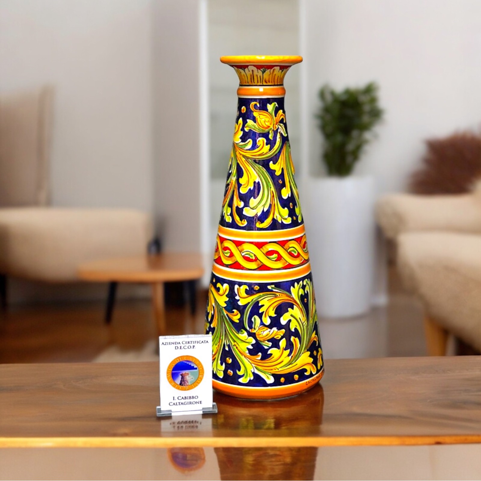 Vaso bottiglia decoro Ornato del '700 in ceramica di Caltagirone