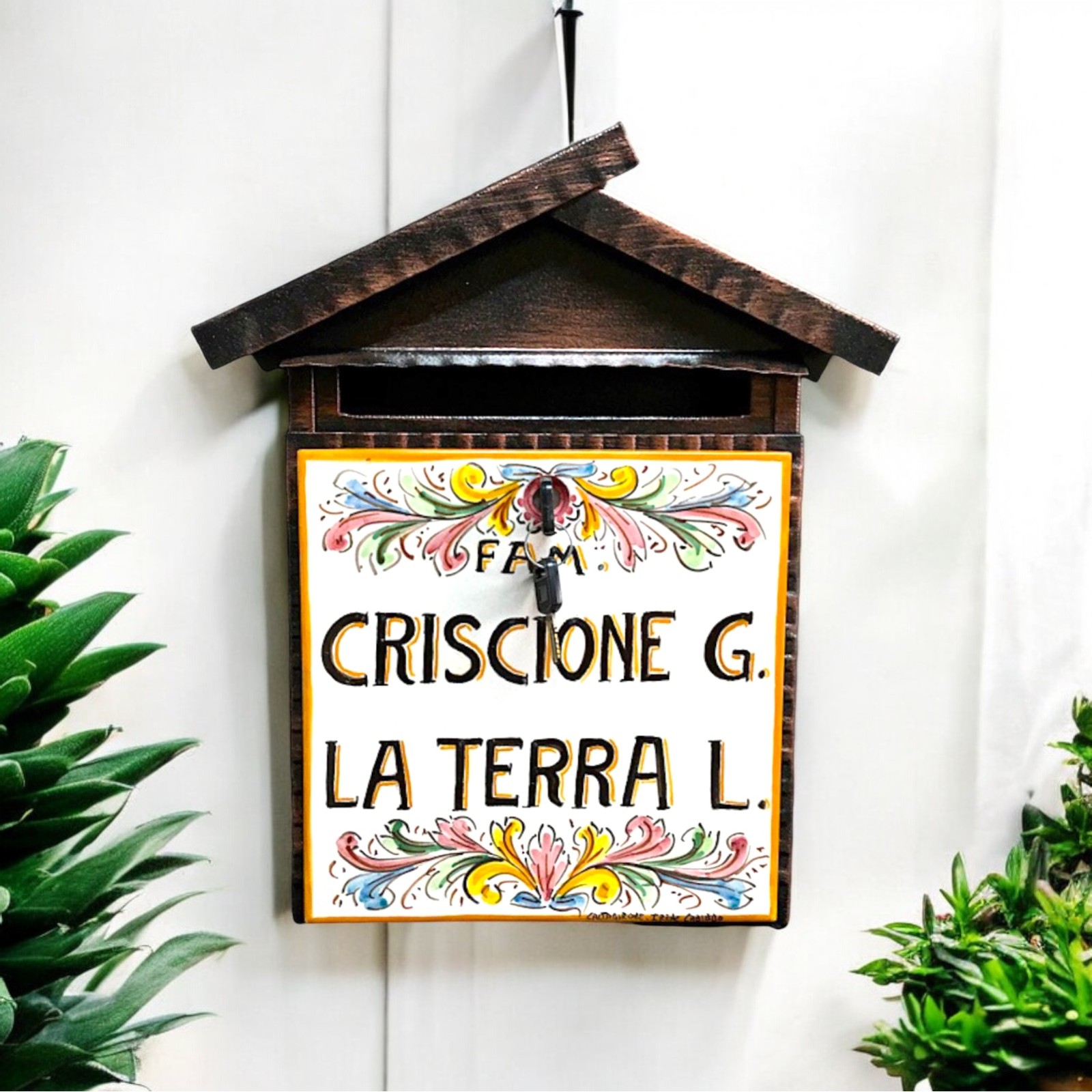 Cassetta della posta in ceramica di Caltagirone