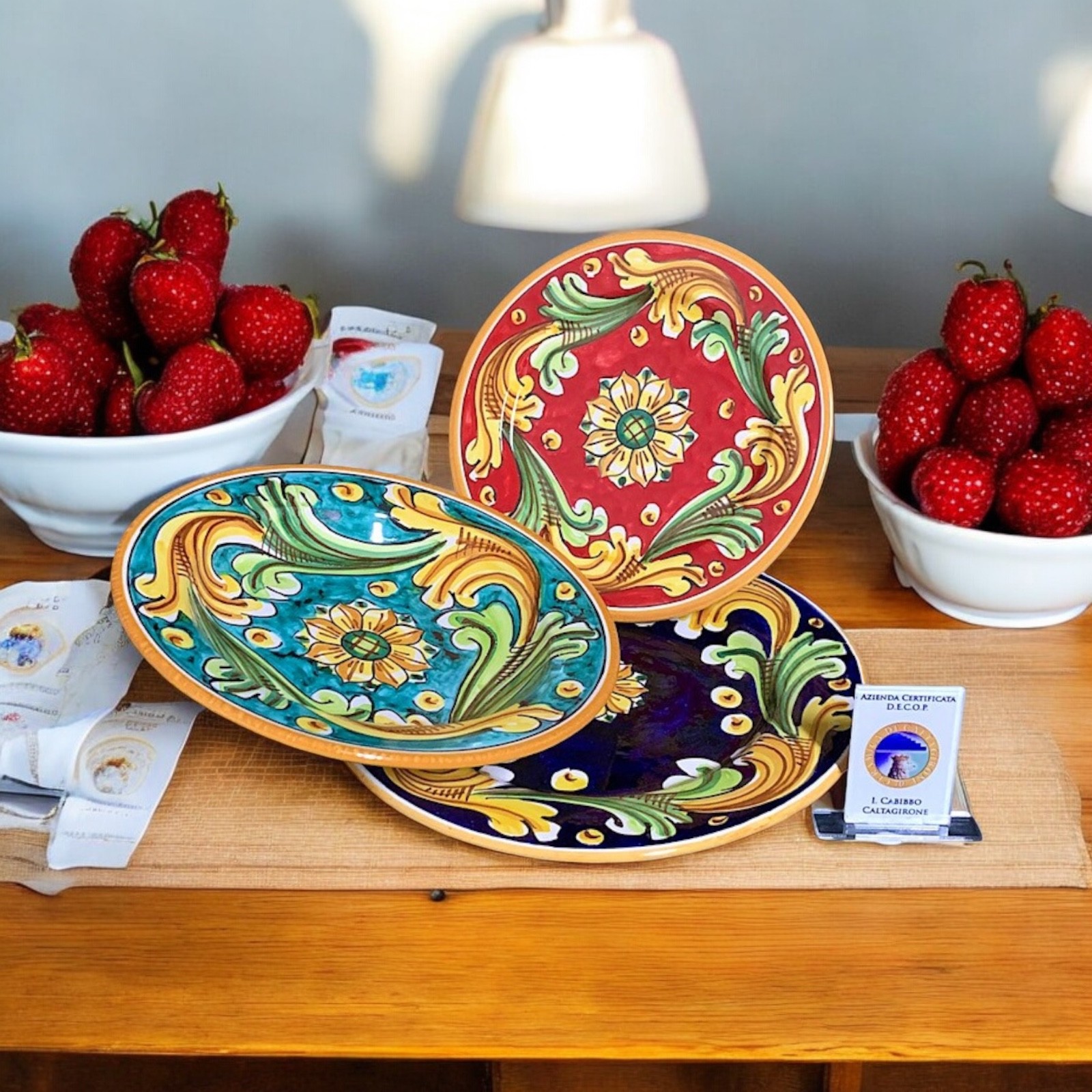 Servizio di piatti dec. Ornato multicolor in ceramica di Caltagirone