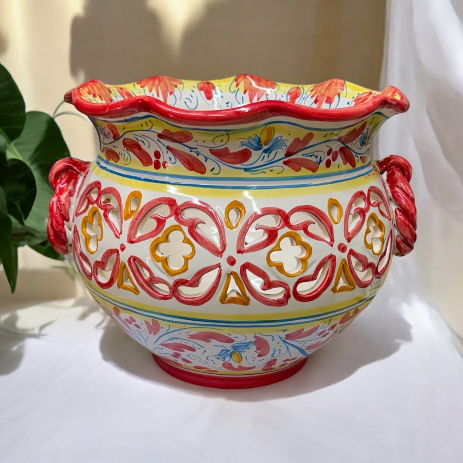 Portavaso traforato decoro '600 in ceramica di Caltagirone