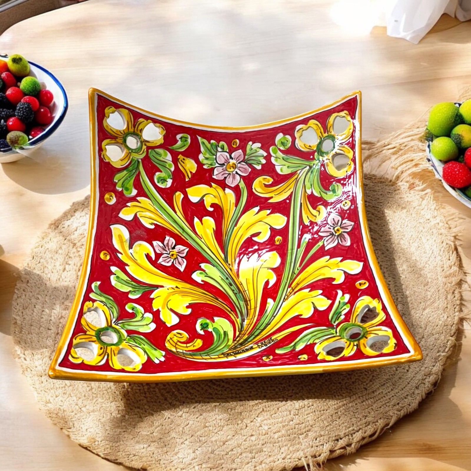 Centrotavola Ornato originale in ceramica di Caltagirone