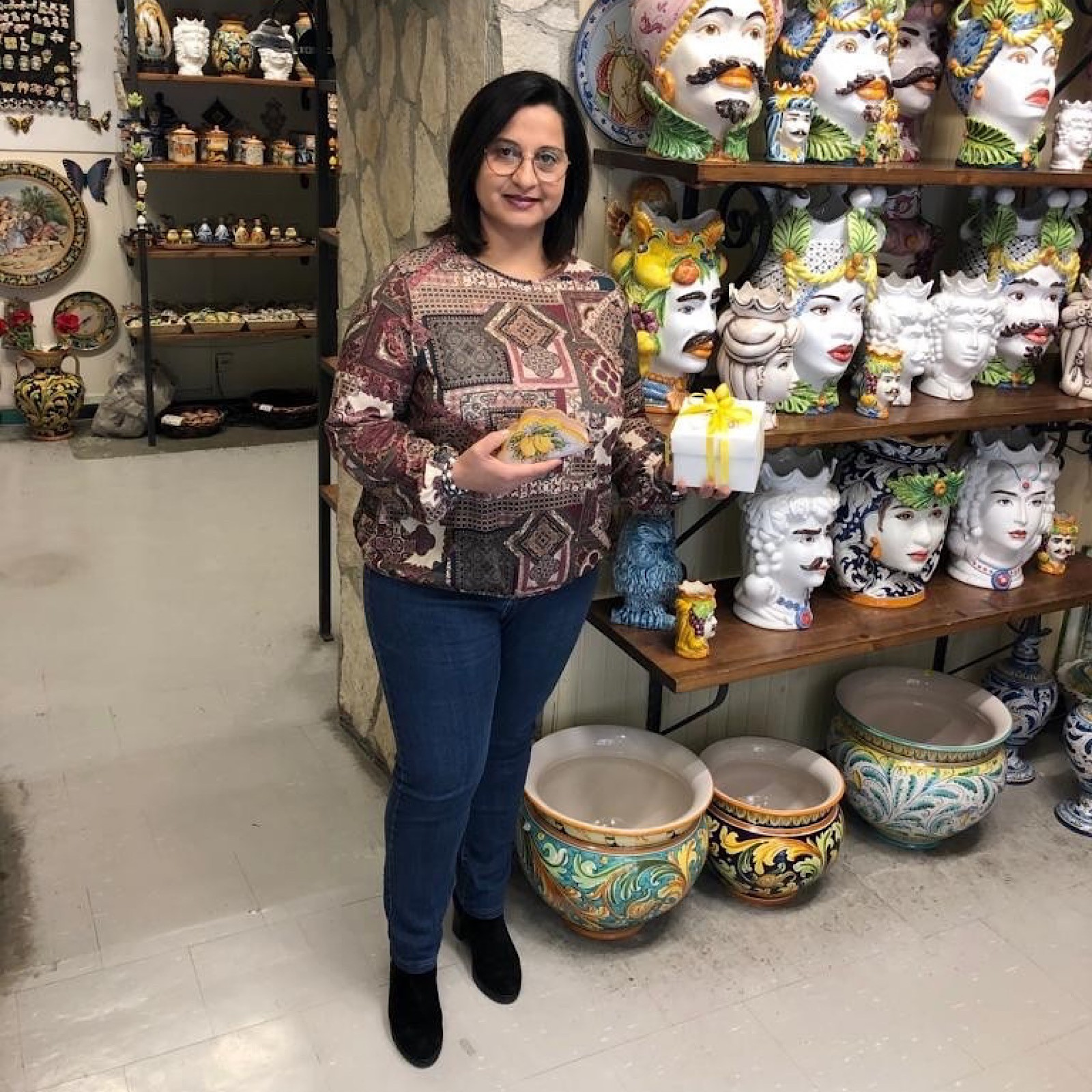 VROOMIUM Portatovaglioli Da Tavolo – Base In Ceramica Bianca E Supporto Metallico Oro – Peso 0,5 Kg, Antiscivolo