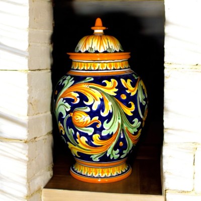 Vaso con coperchio con decoro del '700 blu in ceramica di Caltagirone