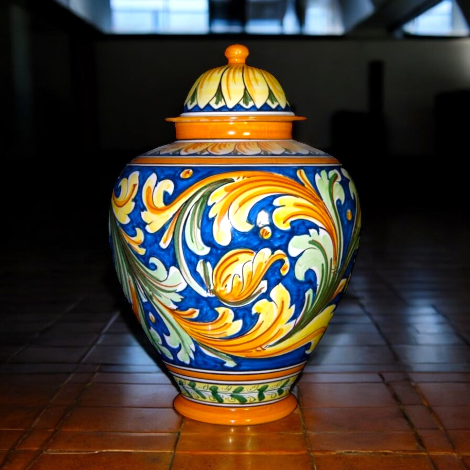 Vaso Ornato blu antico in ceramica di Caltagirone