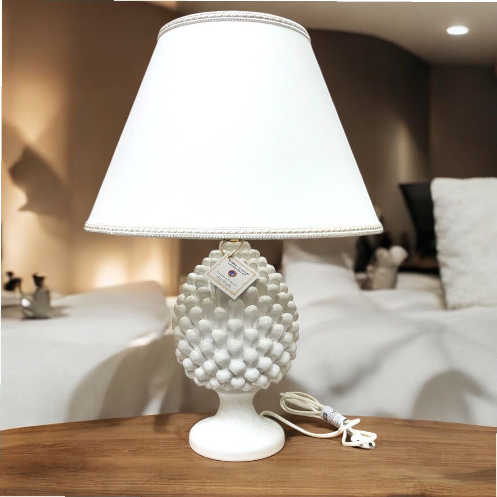 Lume a pigna bianco candido in ceramica di Caltagirone