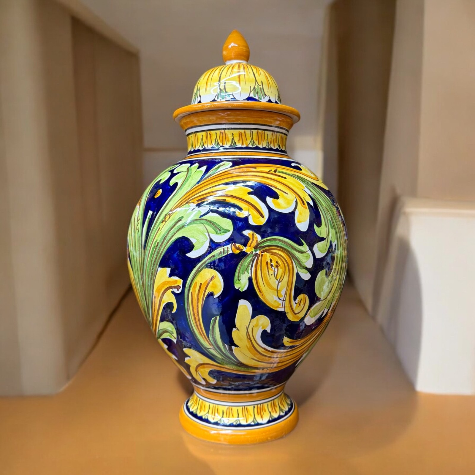 Vaso con coperchio con decoro del '700 blu in ceramica di Caltagirone