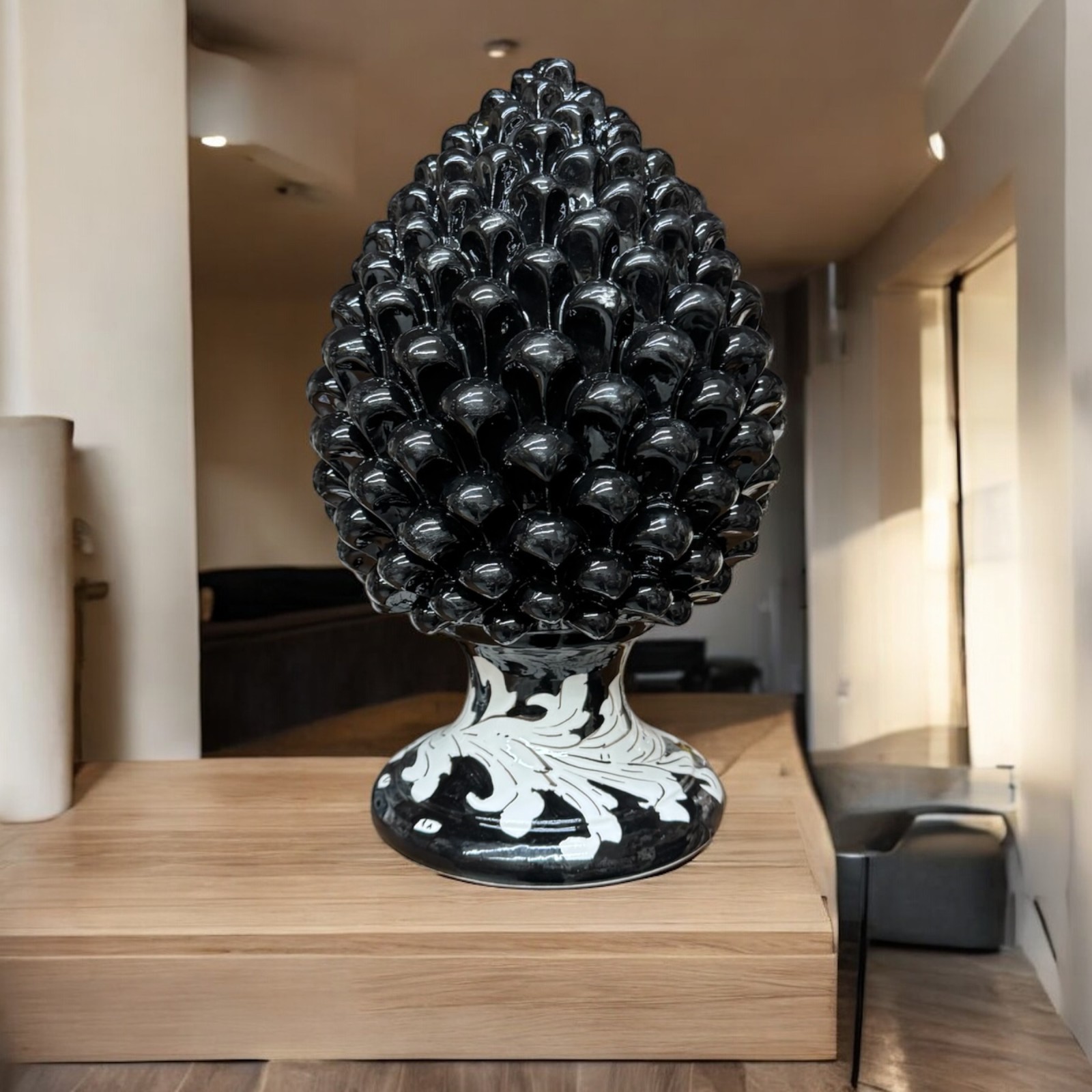 Pigna nera tipica in ceramica di Caltagirone
