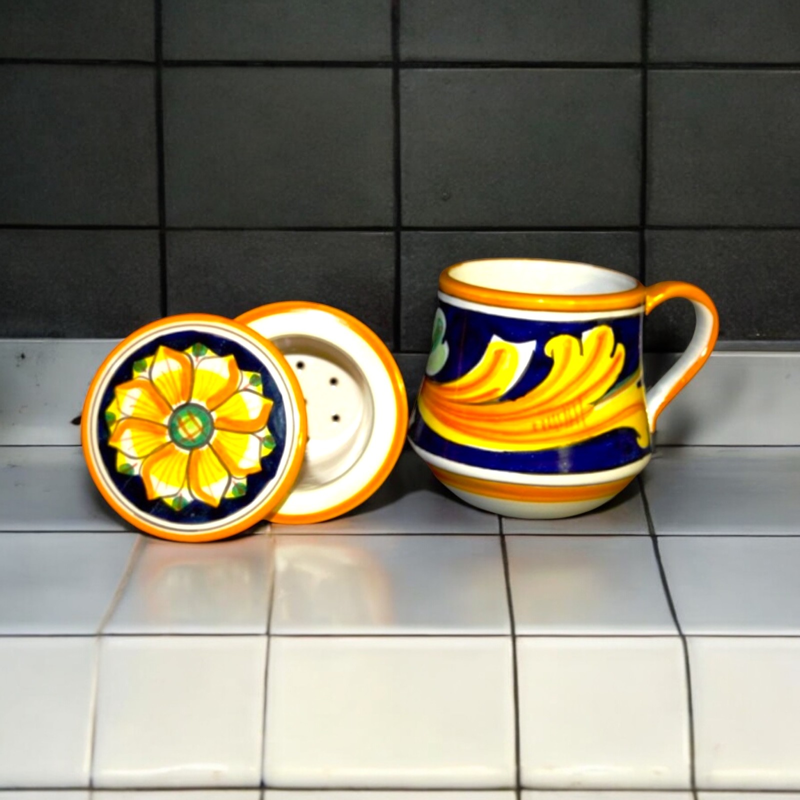 Tisaniera/teiera Ornato del '700 in ceramica di Caltagirone