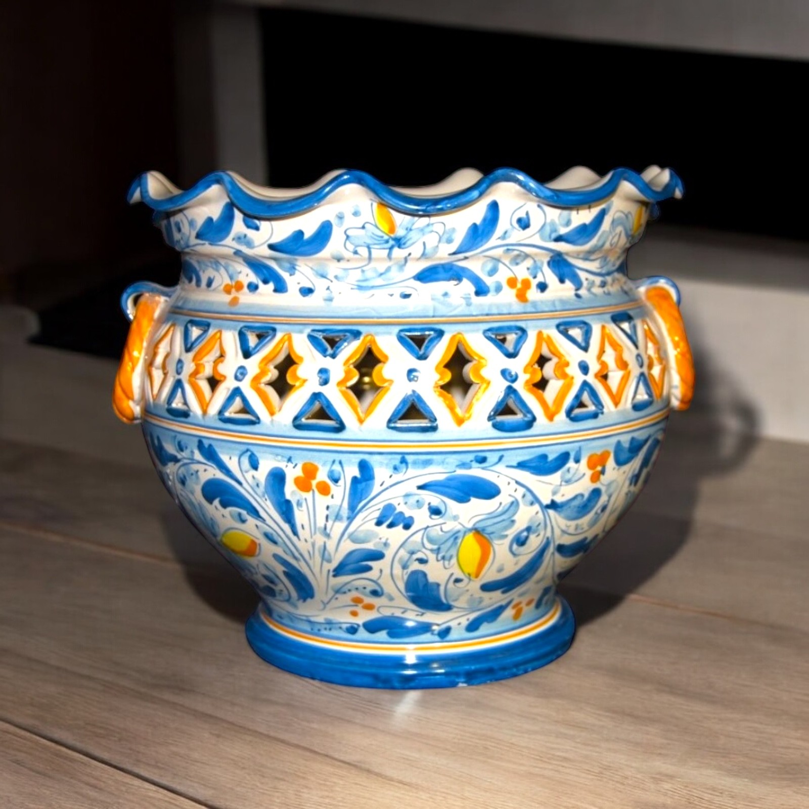 Portavasi traforato decoro '600 in ceramica di Caltagirone