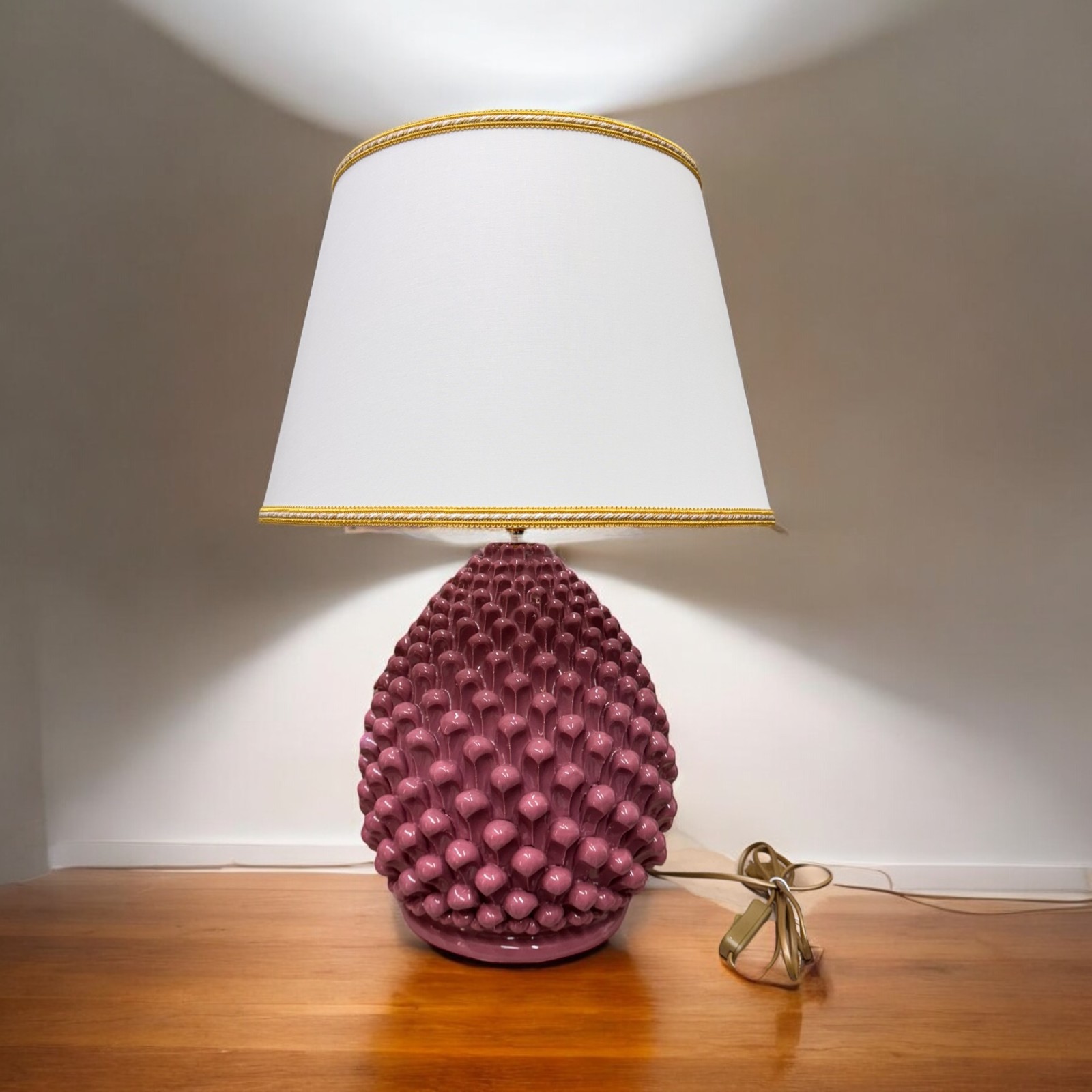 Lume a pigna rosa antico in ceramica di Caltagirone