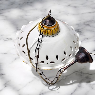 Lampadario traforato decoro melograni in ceramica di Caltagirone