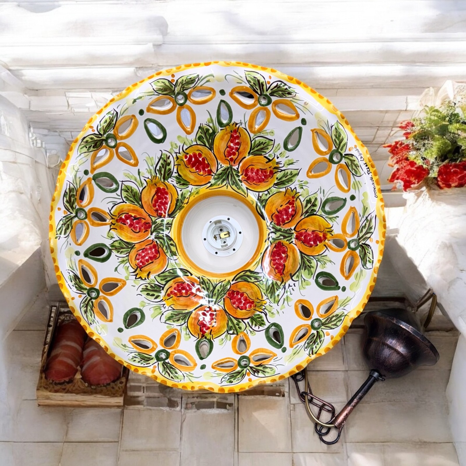 Lampadario traforato decoro melograni in ceramica di Caltagirone