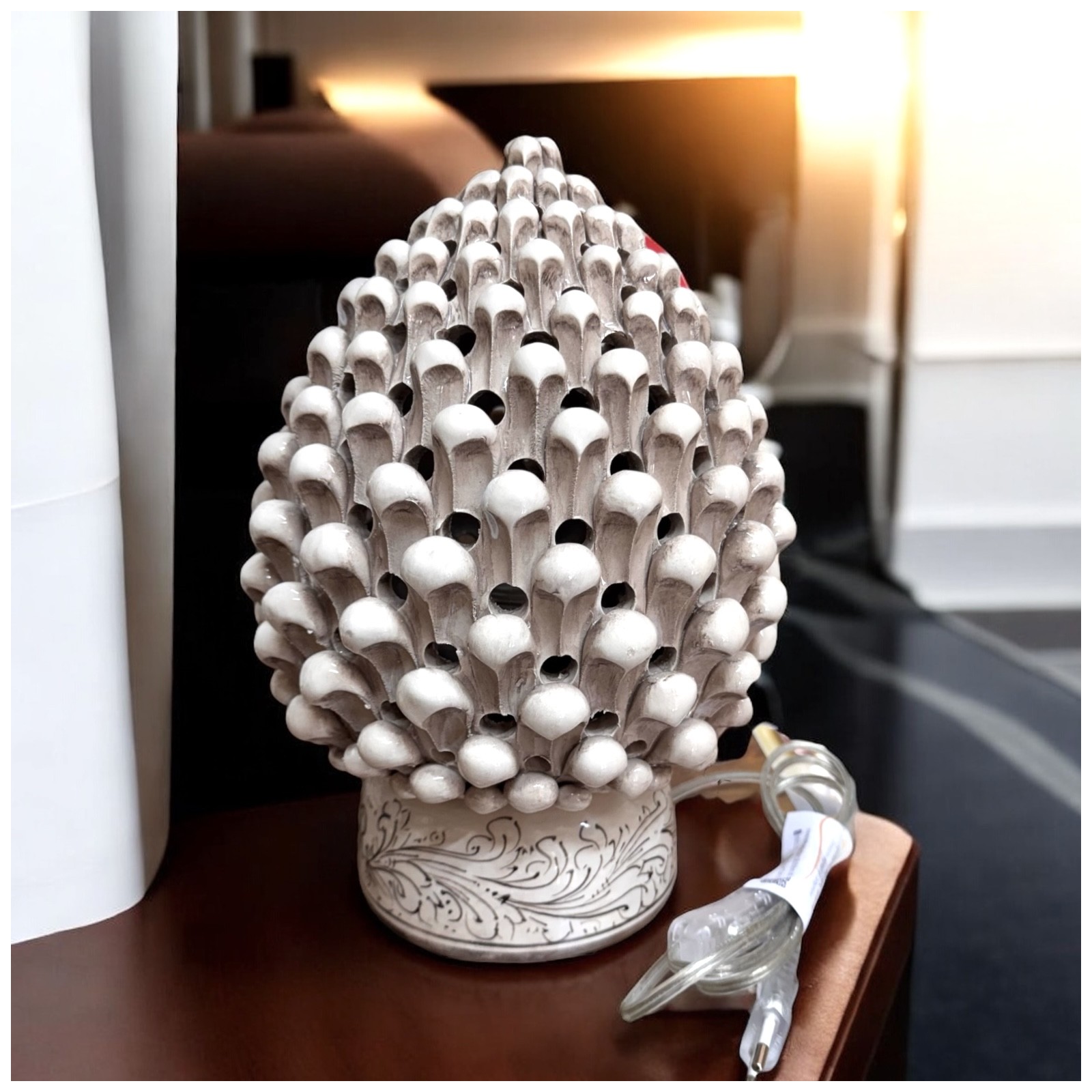 Lume a Pigna in ceramica di Caltagirone decoro Fumè originale