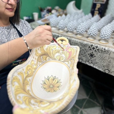 Centro tavola a coffa in ceramica dí Caltagirone