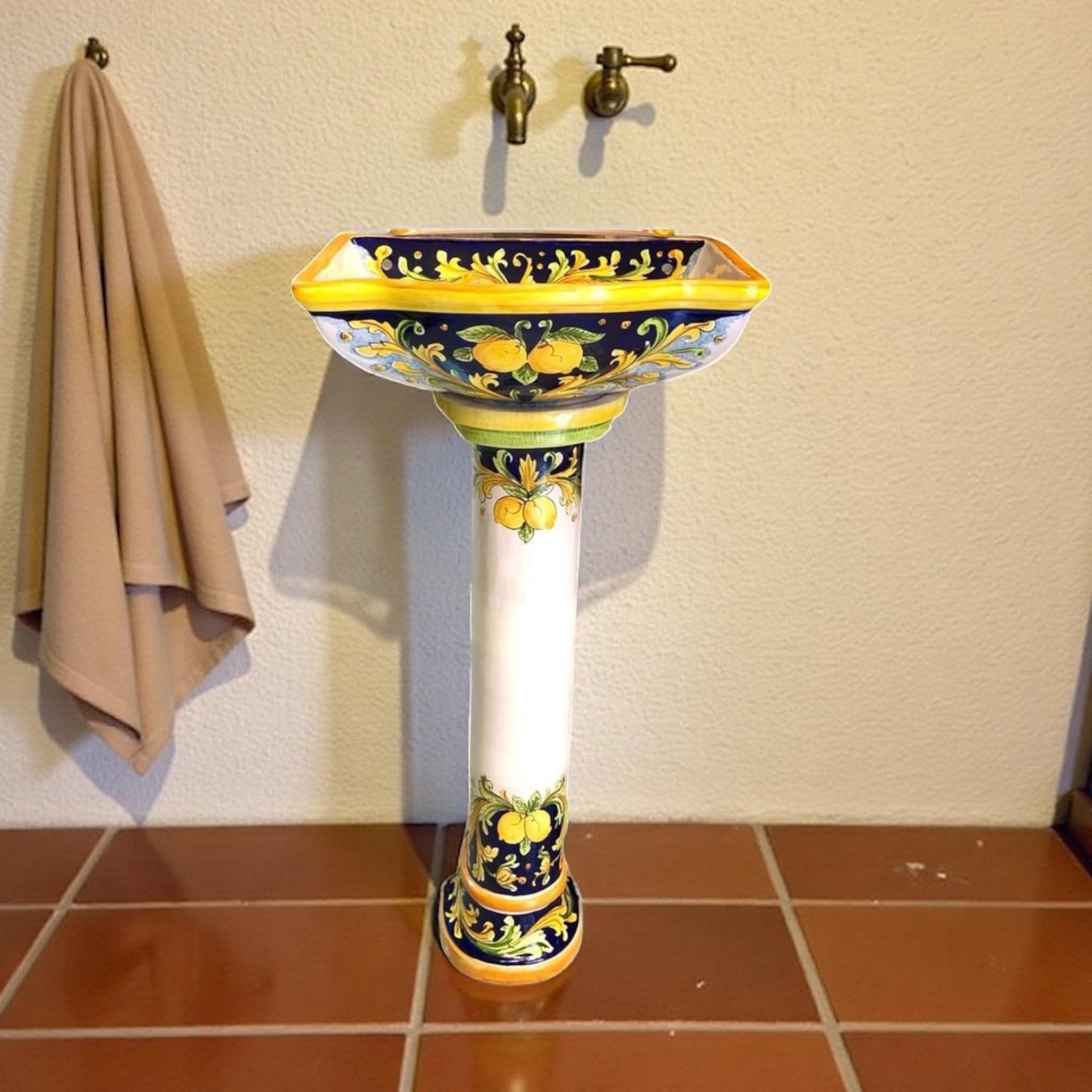 Fontana da esterno e interno in ceramica di Caltagirone