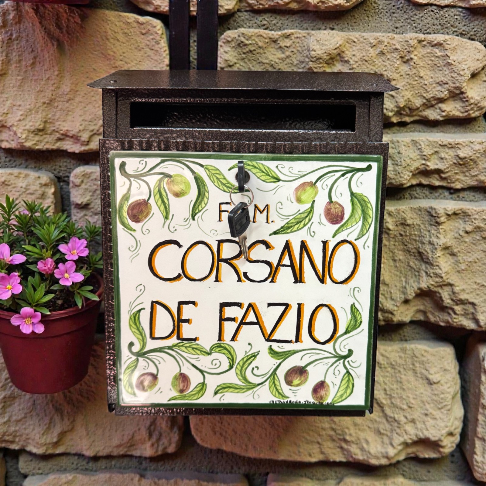 Cassetta della posta in ceramica di Caltagirone