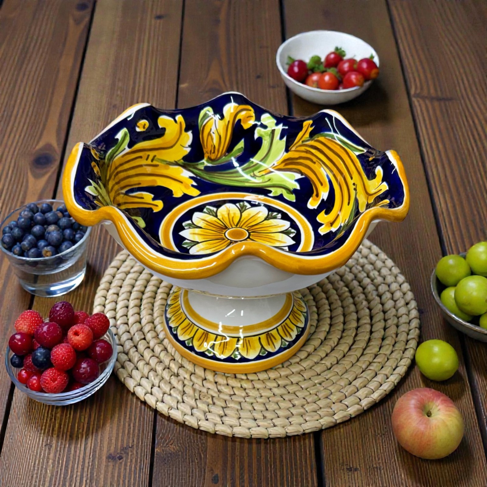 Centrotavola con alzata dec. Ornato in ceramica di Caltagirone